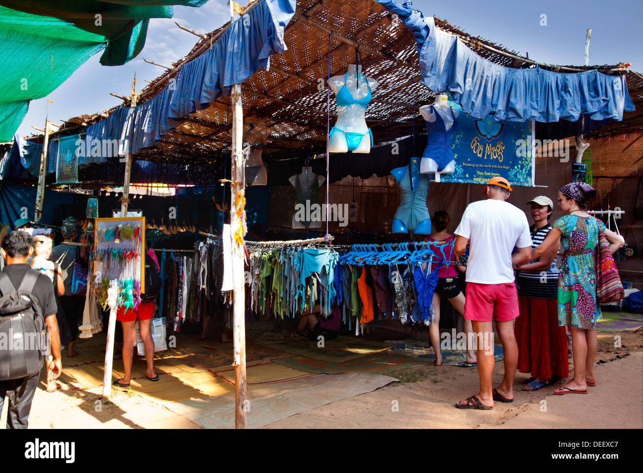 Vestiti appesi a un negozio nella spiaggia di Anjuna Flea Market, Anjuna Beach, Anjuna, Bardez, Goa nord, Goa, India Foto Stock