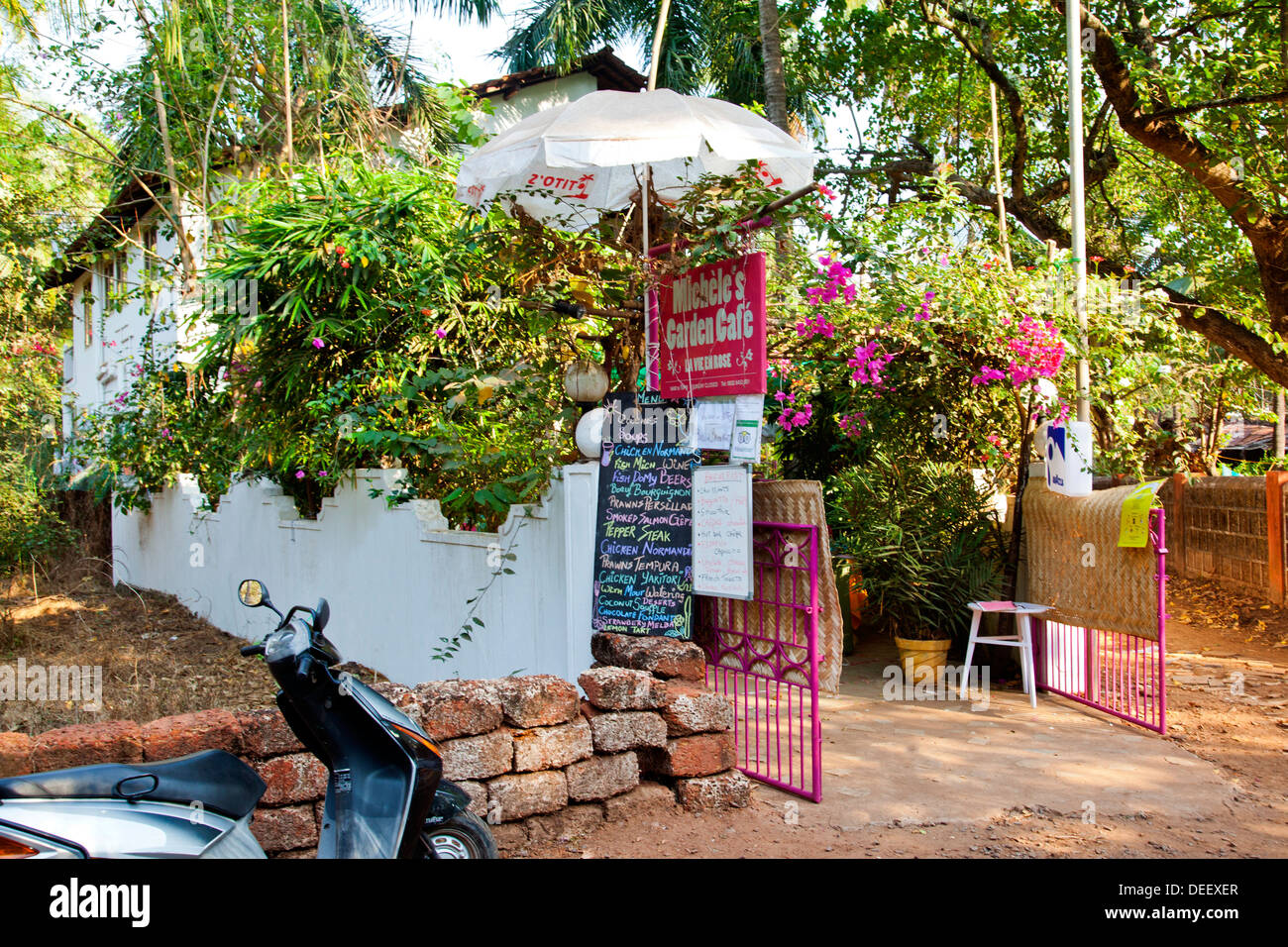 Ingresso di un ristorante, Michele Garden Cafe La Vie en Rose, H. n. 955, Pequen Peddem, Anjuna, Goa nord, Goa, India Foto Stock