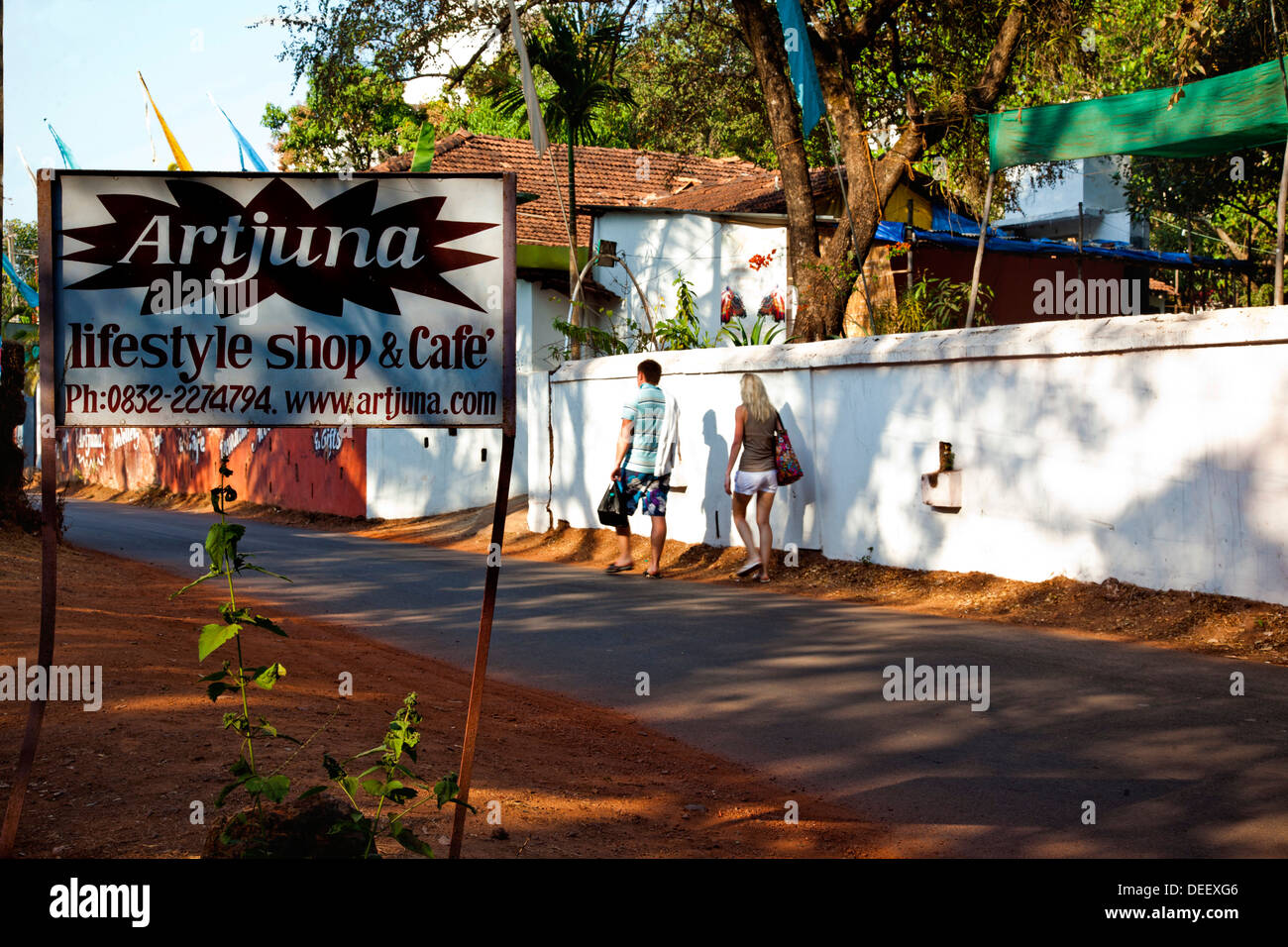 Segno bordo di un Cafè presso la banchina, Artjuna, H. n. 972, Anjuna Shop, Monteiro Vaddo,, Anjuna, Bardez, Goa nord, Goa, India Foto Stock