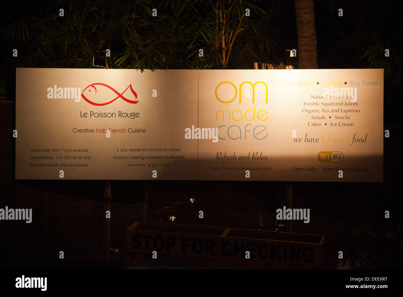 Segno bordo di un cafe illuminata di notte, Om realizzato Cafe, Pequene Paddem, Anjuna, Bardez, Goa nord, Goa, India Foto Stock
