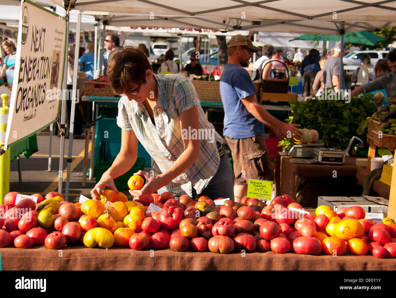 Locali di frutta e verdura venduta al mercato degli agricoltori nel centro cittadino di Boise, Idaho Foto Stock