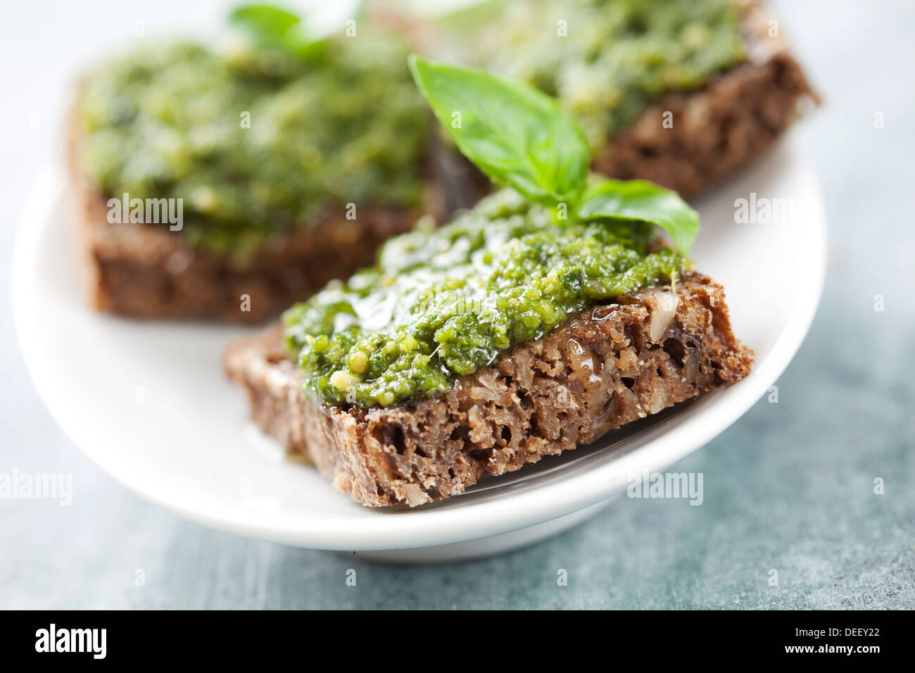 Grano intero pane fresco con pesto di basilico Foto Stock