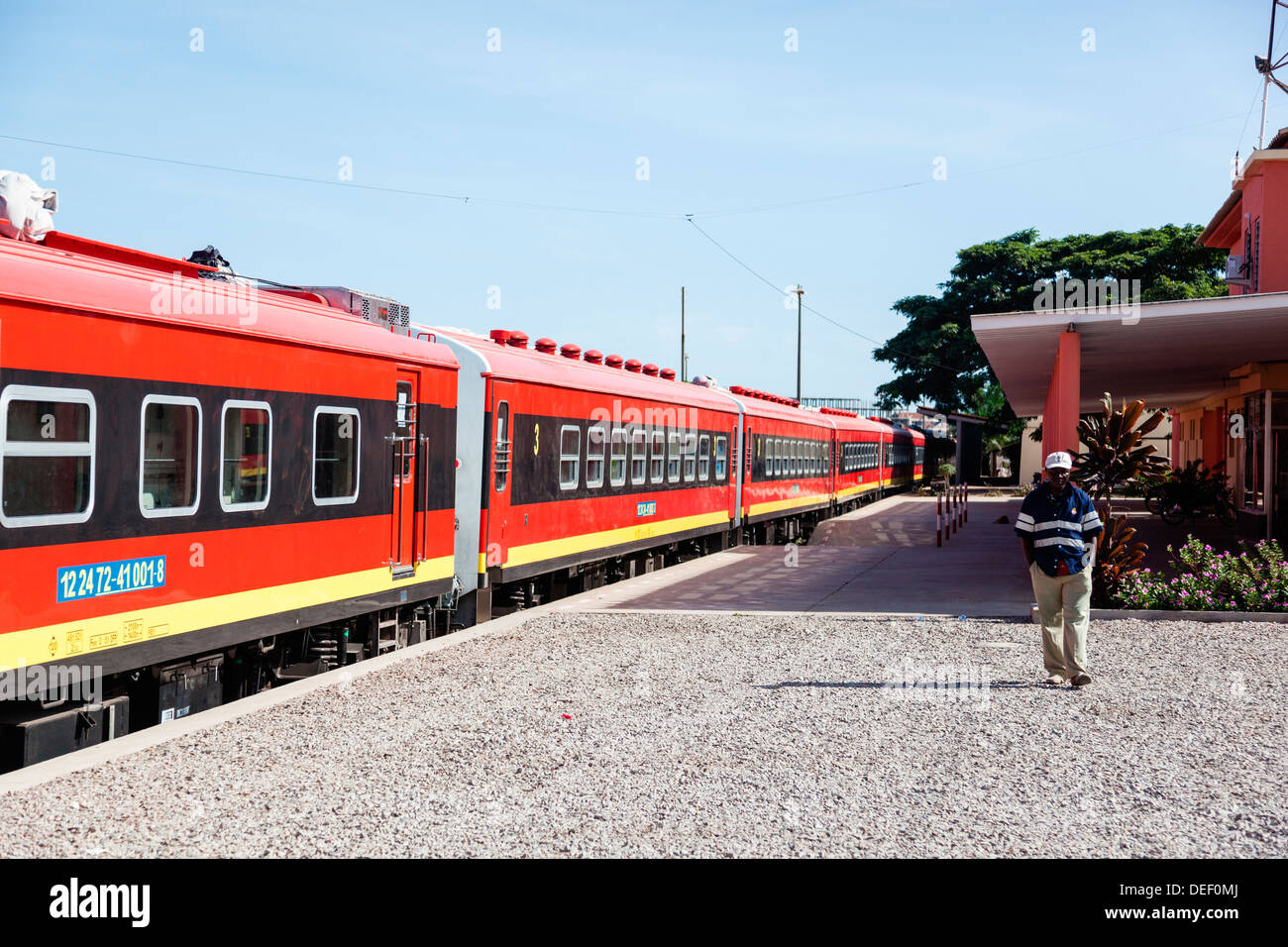 Africa, Angola, Lobito. Uomo in piedi accanto al treno. Foto Stock