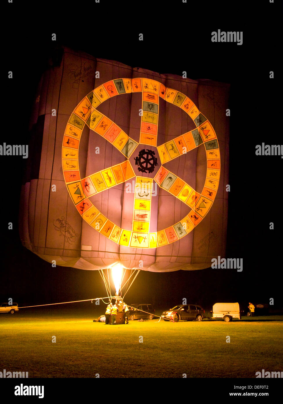 In mongolfiera ad aria calda notte glow Trivial Pursuits Foto Stock