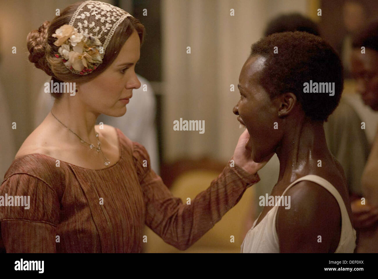 12 ANNI UNO SLAVE 2013 Fox Searchlight Pictures film con Sarah Paulson come padrona Epps a sinistra e Lupita Nyong'o come Patsey Foto Stock