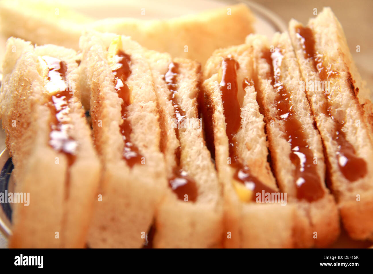 Tradizionali fatti in casa pane tostato con marmellata di cocco sulla piastra Foto Stock