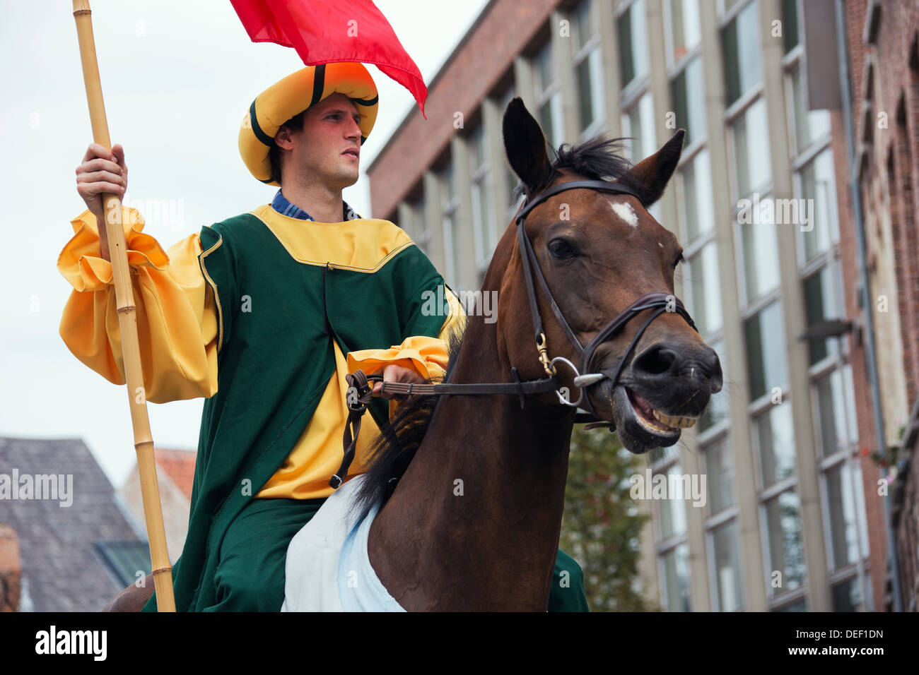 Rider in abiti medievali su una ridente cavallo Foto Stock