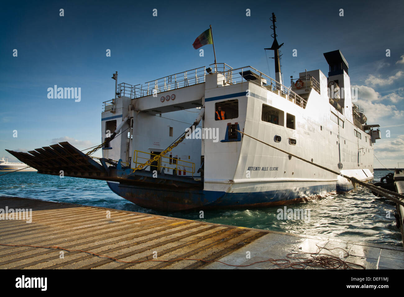 Il 'Simone Martini" nave traghetto nel porto di Trapani in provincia di  Trapani, in Sicilia Foto stock - Alamy