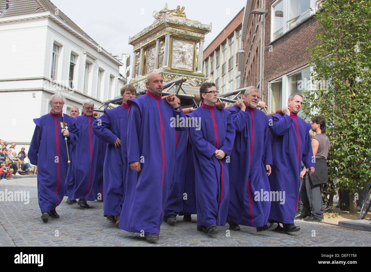 Gli uomini che trasportano il santuario della Madonna di Hanswijk Foto Stock