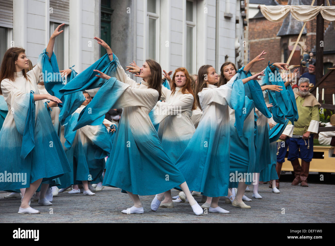 Le giovani ragazze dancing in parata Foto Stock