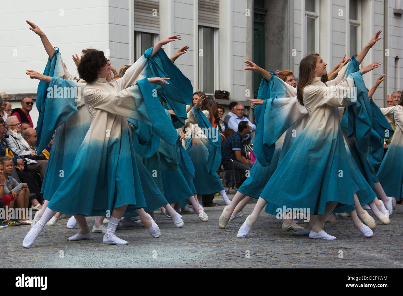 Le giovani ragazze Dancing in the Street di fronte al pubblico Foto Stock