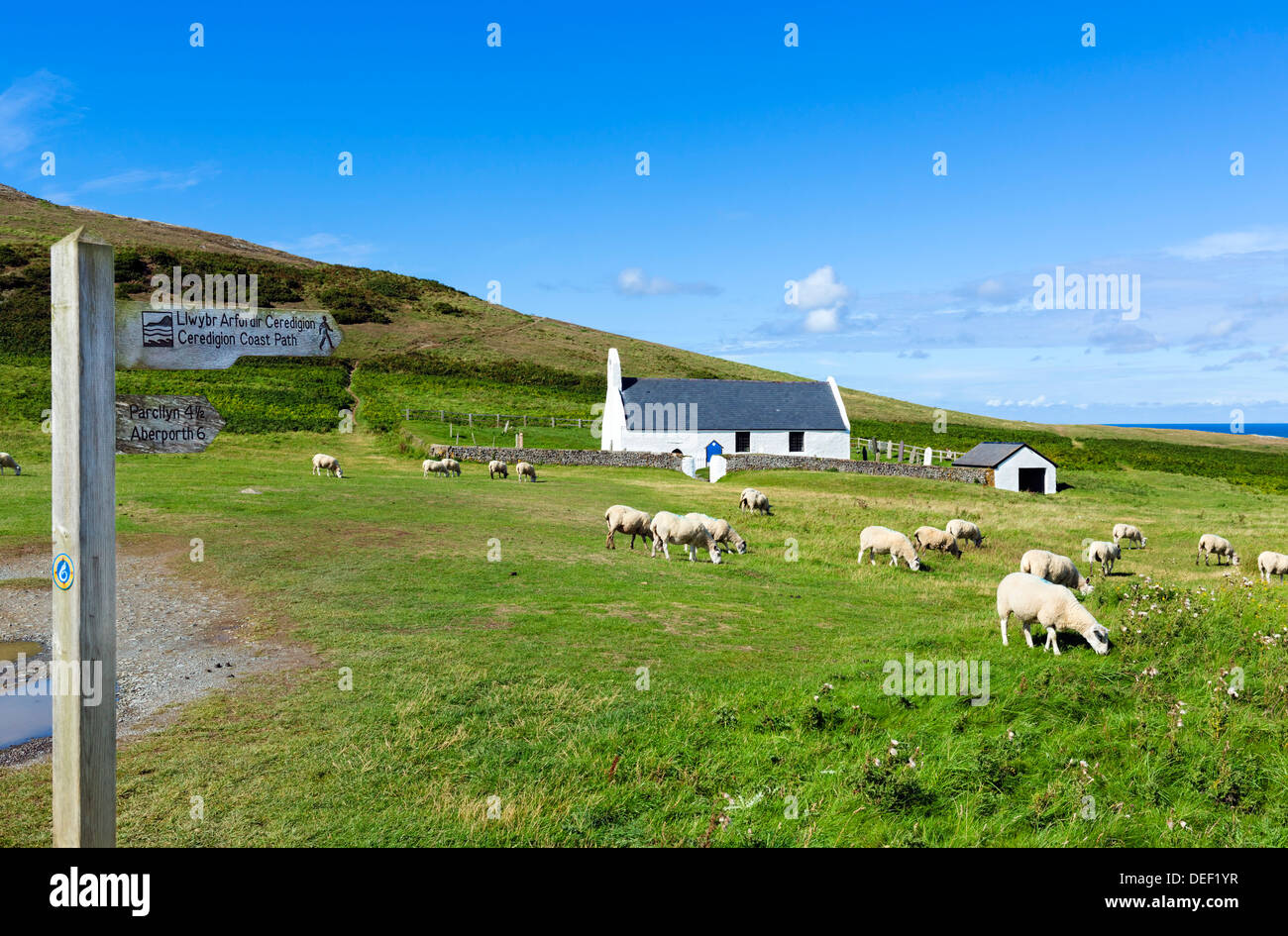 Il Ceredigion percorso della costa passando davanti alla chiesa di Santa Croce, Mwnt, Ceredigion, Wales, Regno Unito Foto Stock