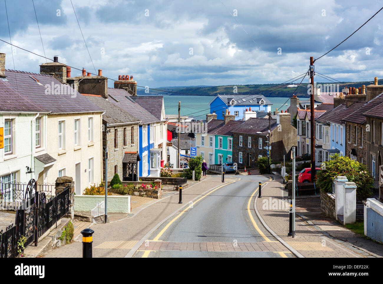 Visualizza in basso Church Street verso il porto, New Quay, Ceredigion, West Wales, Regno Unito Foto Stock