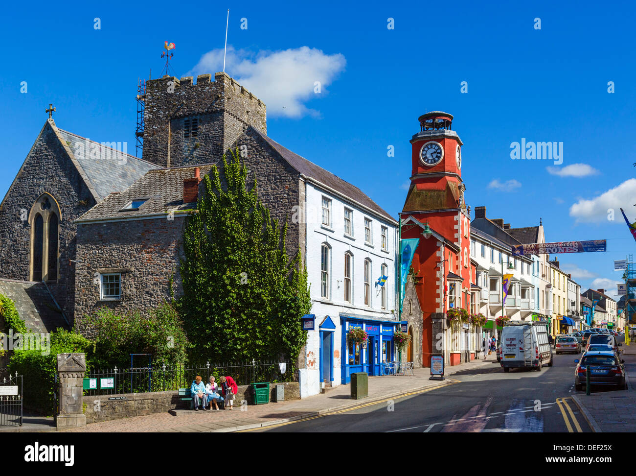 Vista giù per la strada principale del centro città, Pembroke, Pembrokeshire, Wales, Regno Unito Foto Stock