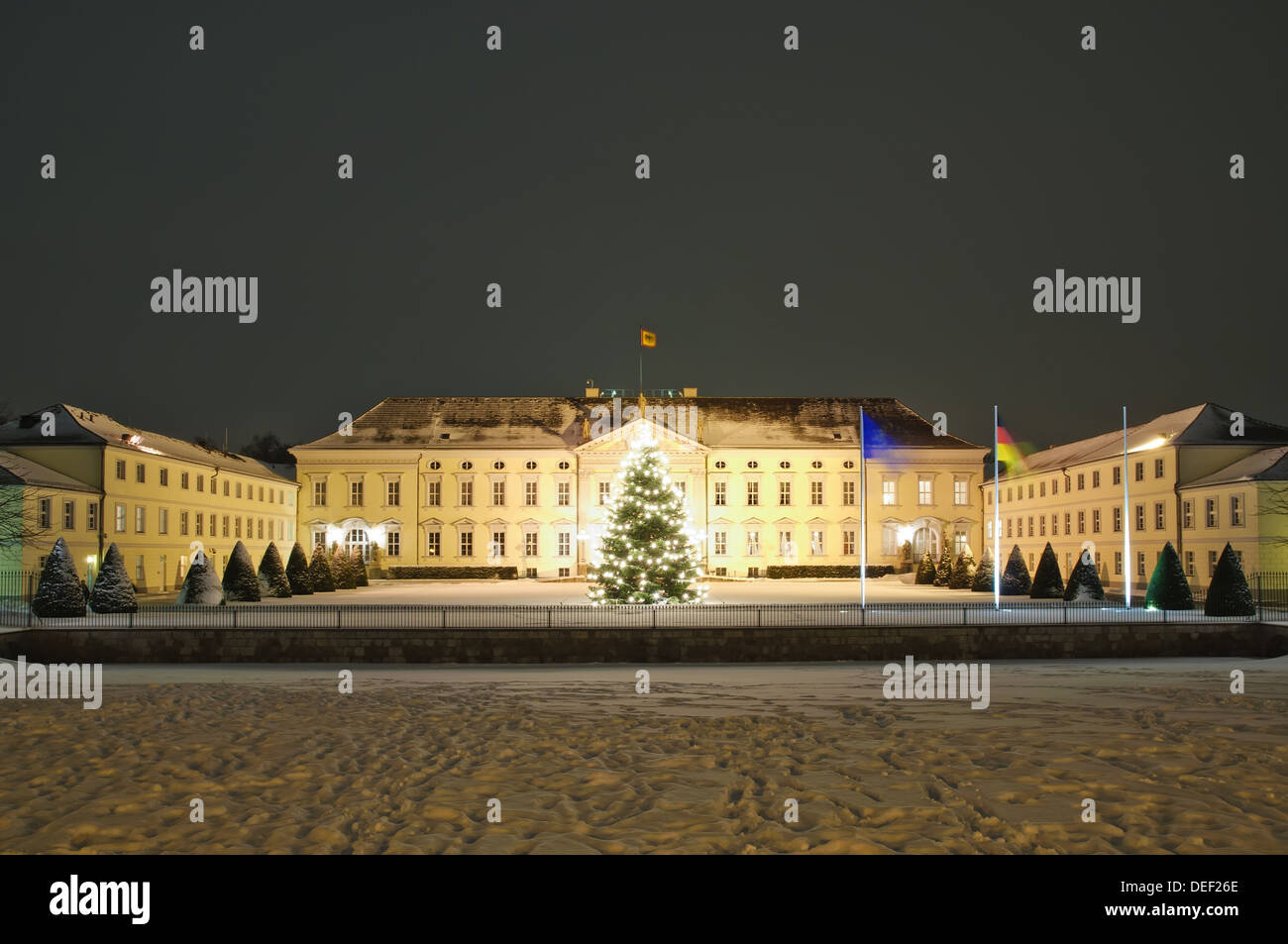 Schloss Bellevue di Berlino in inverno di notte con un bellissimo albero di natale Foto Stock