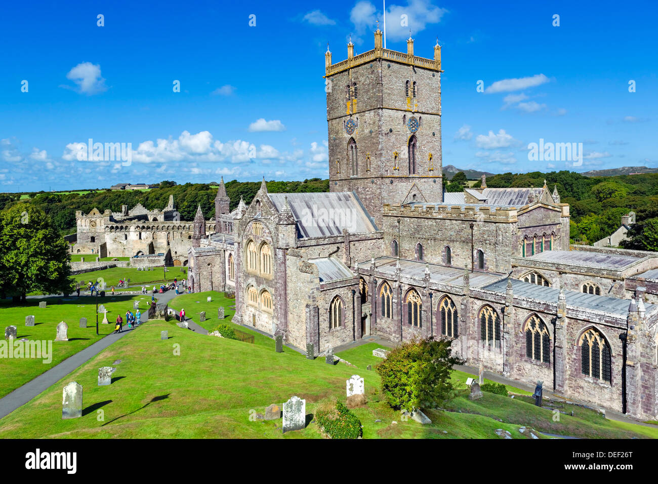 St David's Duomo con il Palazzo dei Vescovi dietro, St David's, Pembrokeshire, Wales, Regno Unito Foto Stock