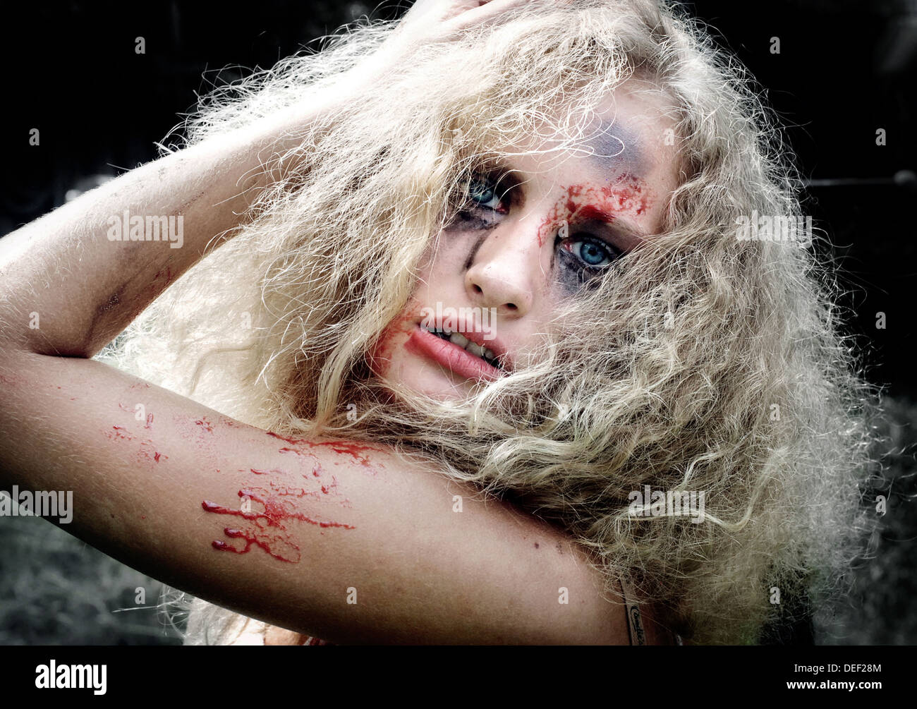 Una giovane donna di modellazione come uno zombi Foto Stock