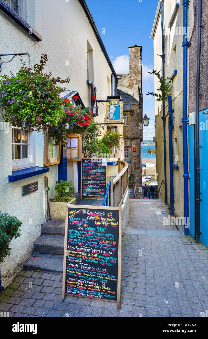 Le Plantagenet ristorante della Casa sul Molo Hill guardando in giù verso il porto, Tenby Town Center, Pembrokeshire, Wales, Regno Unito Foto Stock