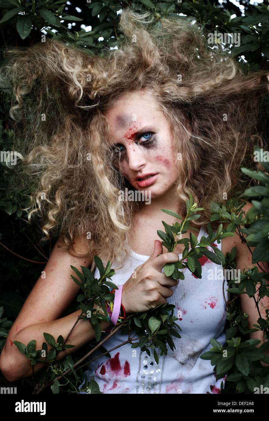 Una giovane donna di modellazione come uno zombi Foto Stock