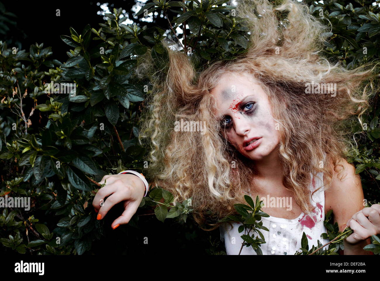Una giovane donna di modellazione come uno zombi Foto Stock