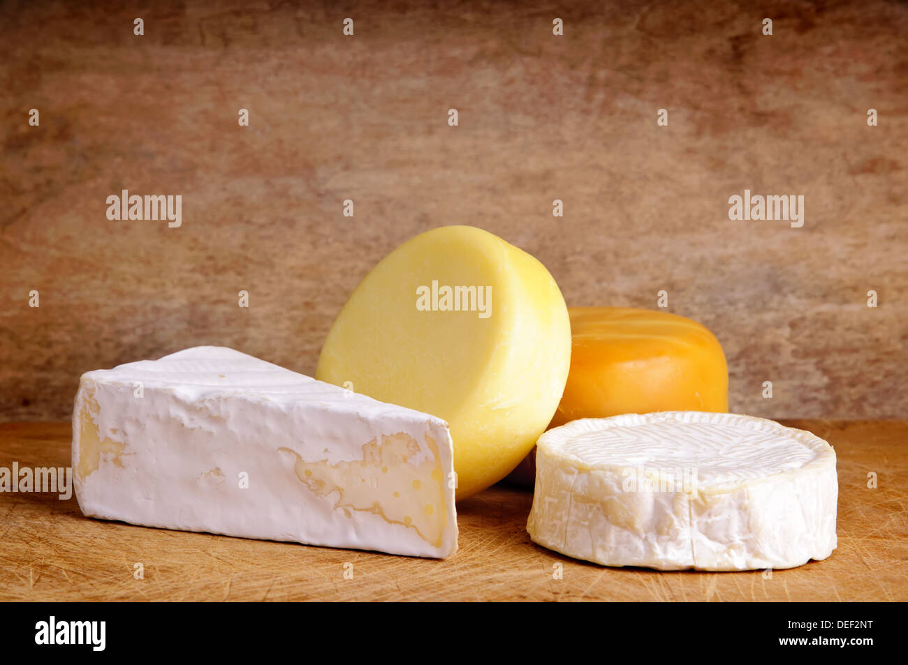 Ancora vita composizione con il formaggio su un annata sullo sfondo di legno Foto Stock