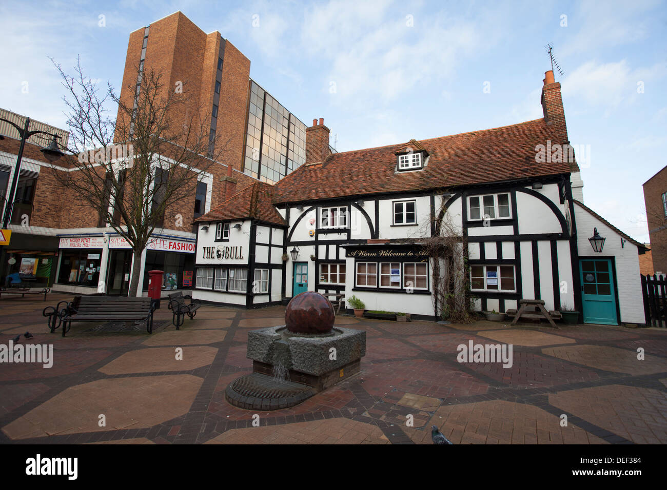 Bracknell Town Center, il vecchio Bull Pub contrastante con il vetro di moderni edifici per uffici. Foto Stock