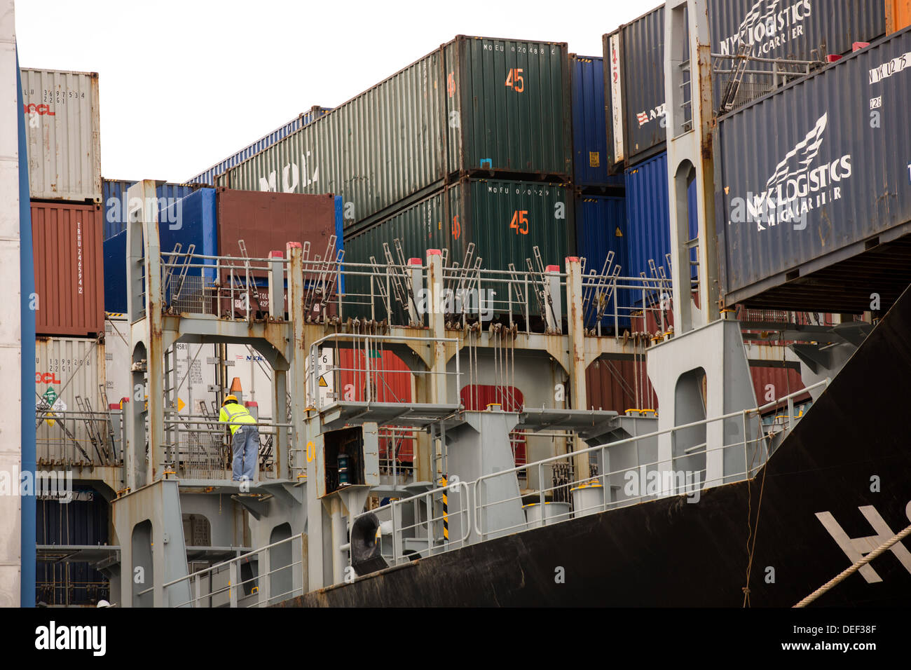 Lavoratori scaricare tre navi portacontenitori a porte di Charleston Wando Welch terminale su Settembre 16, 2013 in Mt Pleasant, Carolina del Sud. Foto Stock