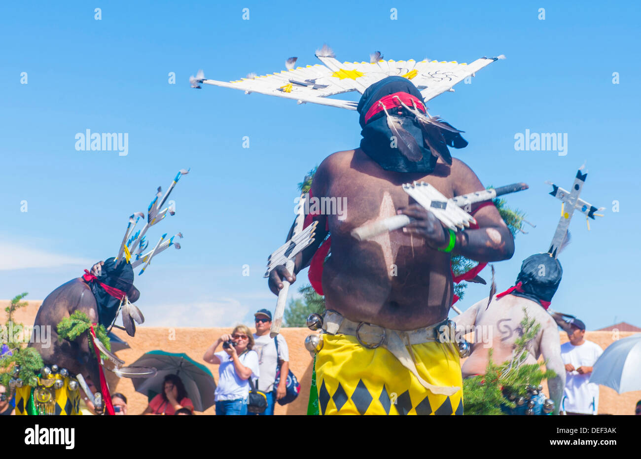 Ballerini di Apache con il tradizionale costume partecipa al 92 annuale di inter-tribal corteo cerimoniale in Gallup NM Foto Stock