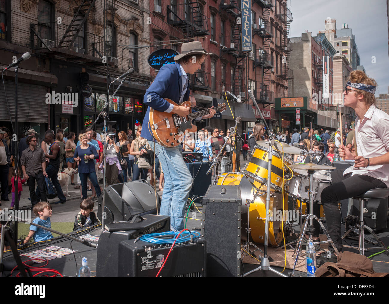 Band esegue su Orchard Street nel quartiere di Lower East Side di New York durante il loro DayLife street fair Foto Stock