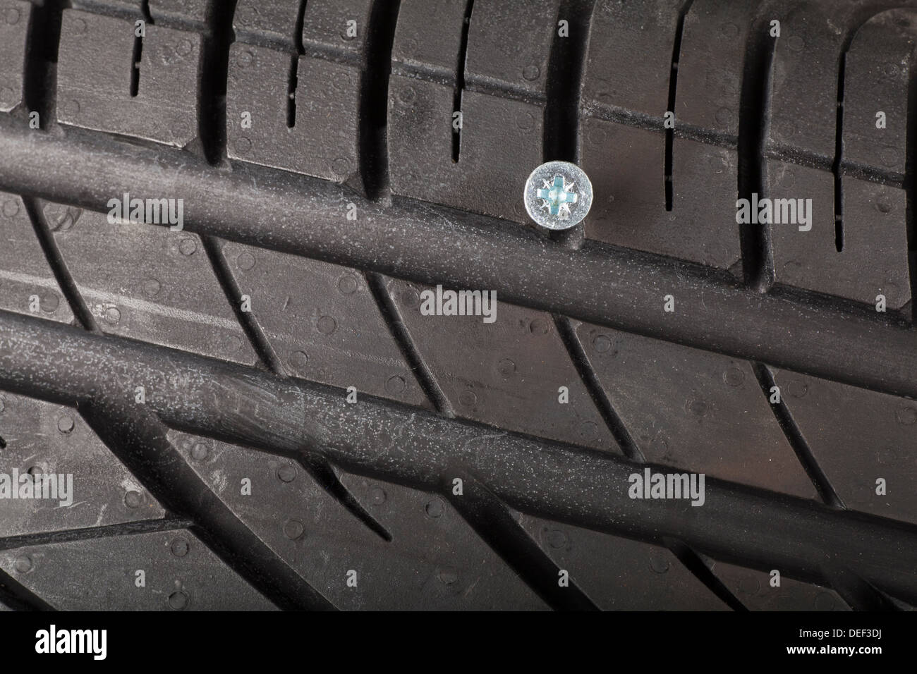 Chiodo, vite in un nuovo pneumatico, foratura Foto Stock
