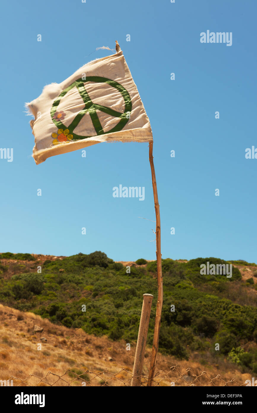 Una bandiera della pace sbattimenti nel vento Foto Stock