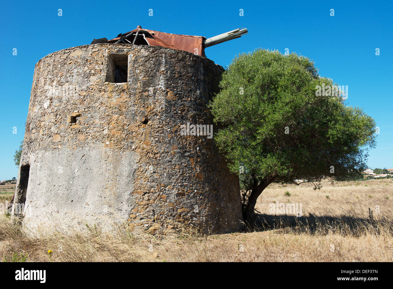 Un vecchio mulino a vento abbandonato in Portogallo Foto Stock