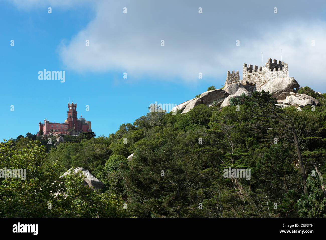 Pena Palace e mori' Castello (Castelo dos Mouros) con un cielo blu a Sintra, Portogallo Foto Stock