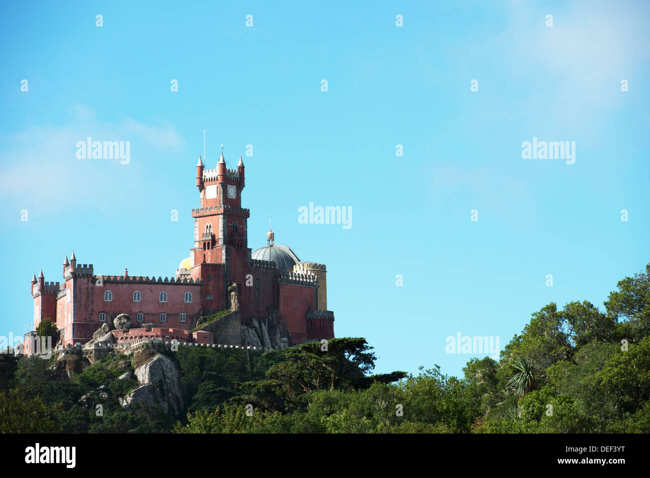 Pena Palace con un cielo blu a Sintra, Portogallo Foto Stock