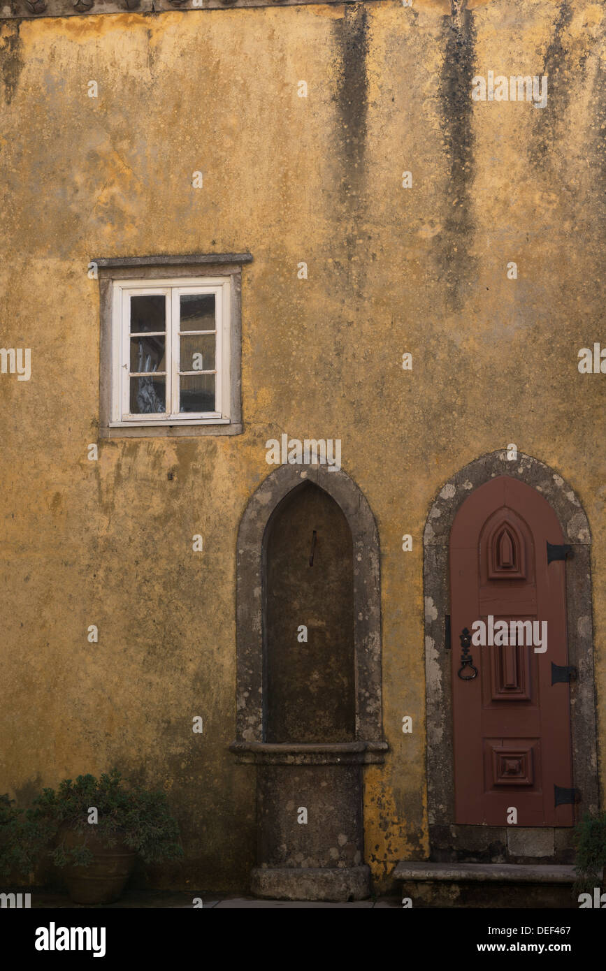 Finestra, fontana e porta, pena Palace, Sintra Foto Stock