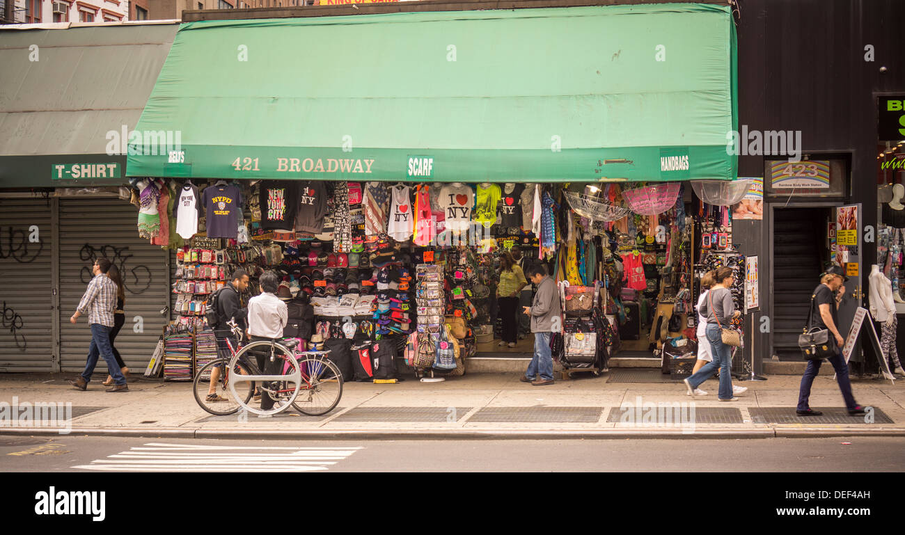 Un negozio su Broadway in Soho a New York di vendita correlati turistica merchandise Foto Stock