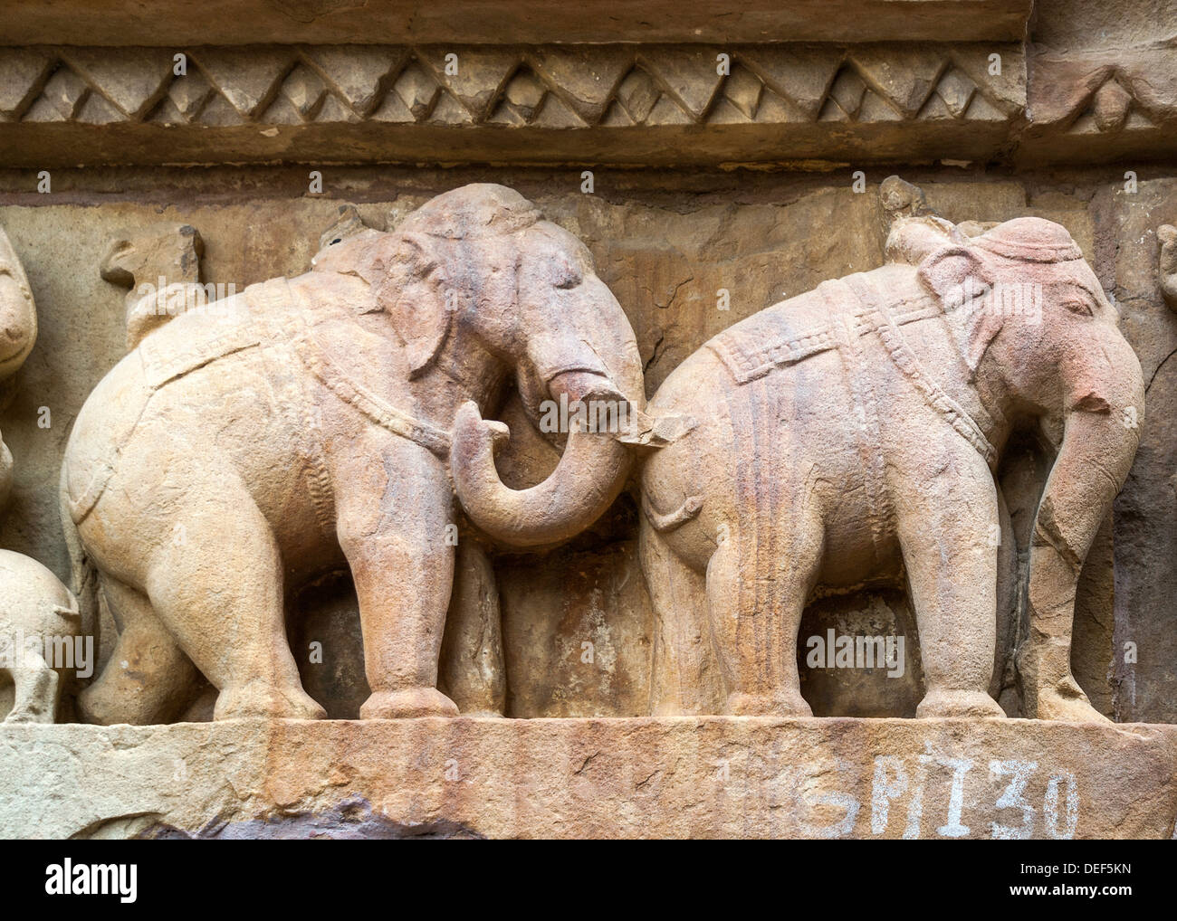 Gli elefanti: scultura dettagli sul tempio indù, costruito da Chandela Rajputs, presso la Western sito in India di Khajuraho. Foto Stock