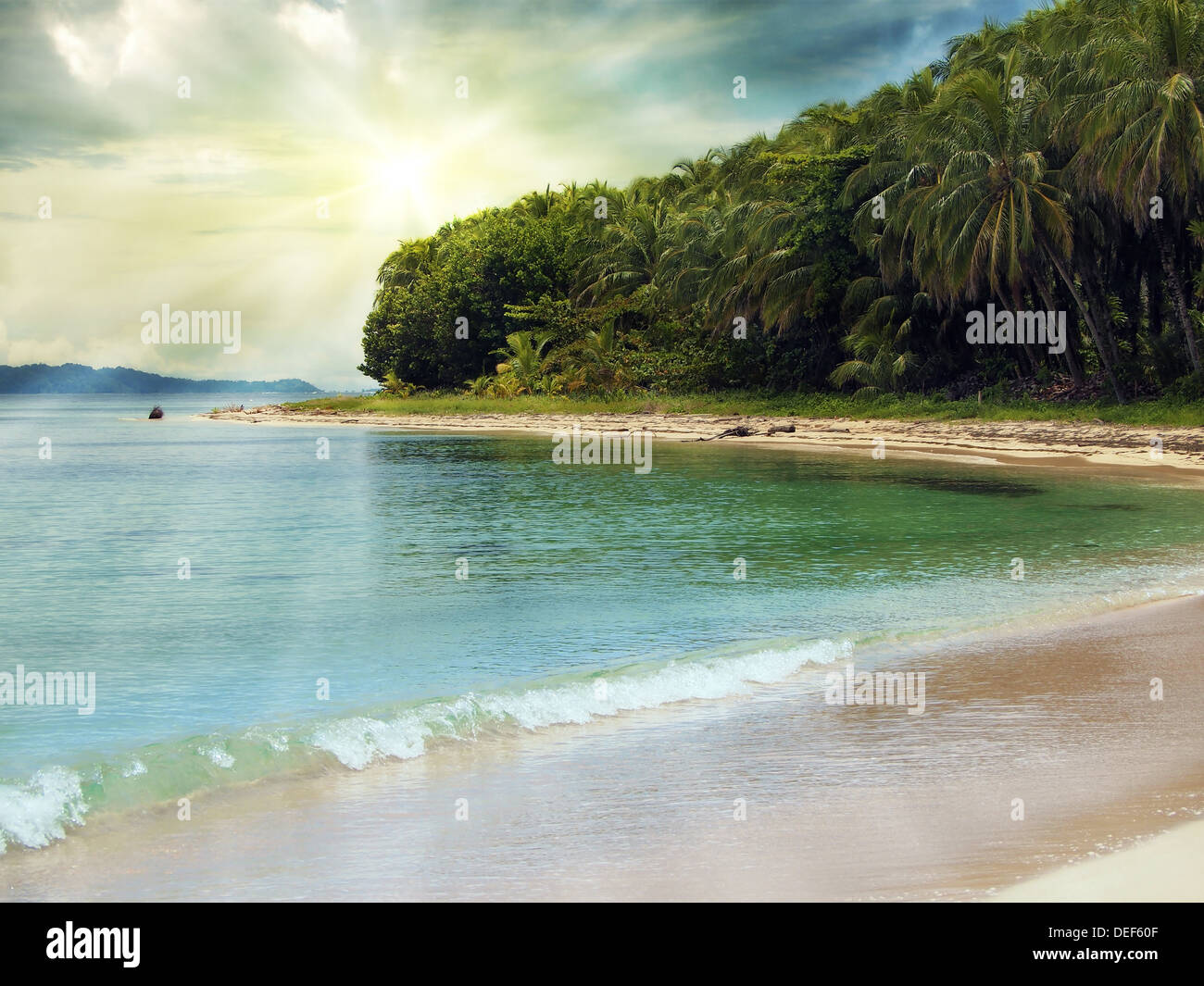 La luce del sole su una spiaggia tropicale con vegetazione lussureggiante, Bocas del Toro, Mar dei Caraibi, Panama Foto Stock