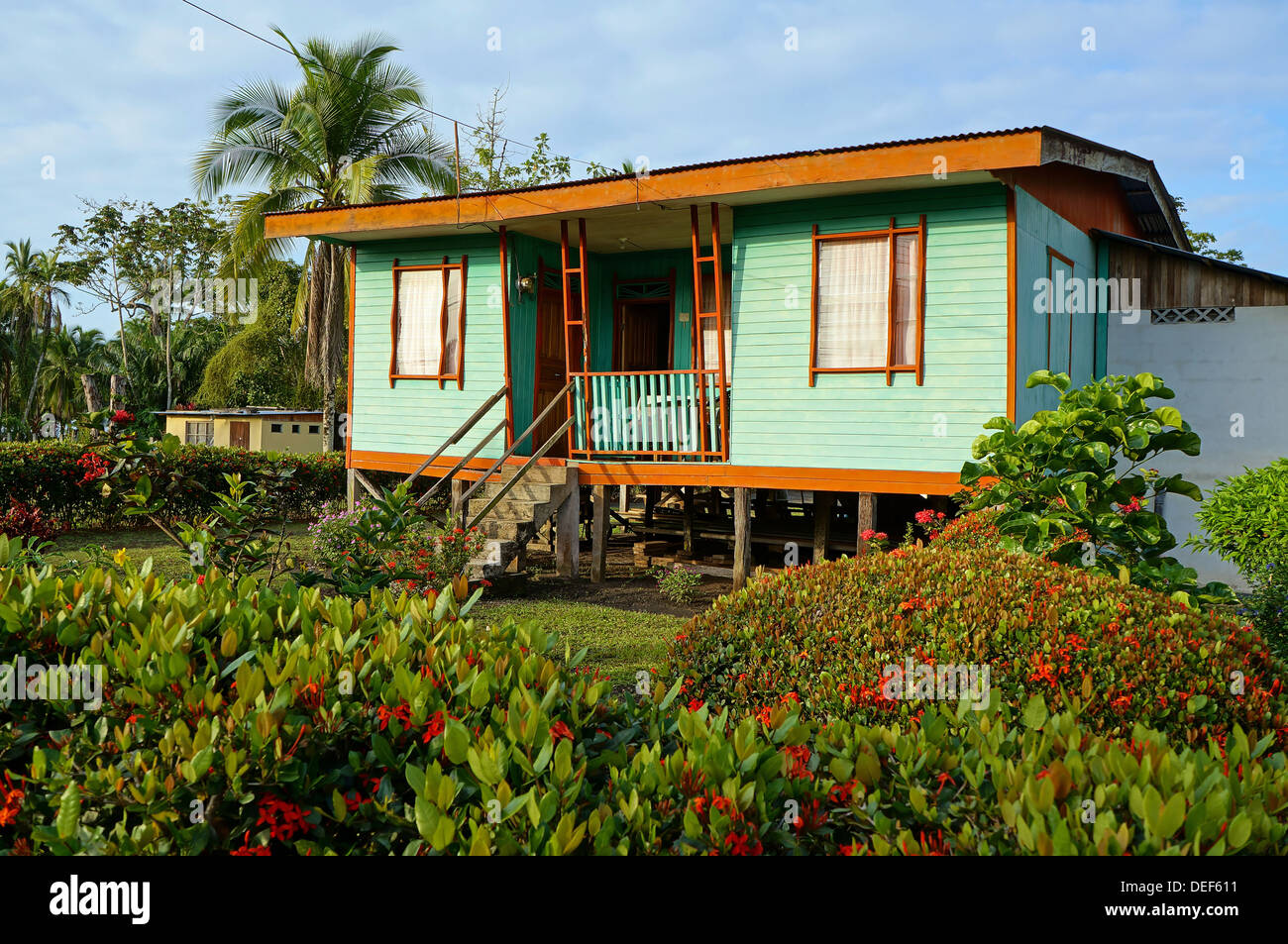 Nativo di tipica casa dei Caraibi con il colorato giardino in Costa Rica, Manzanillo, America Centrale Foto Stock