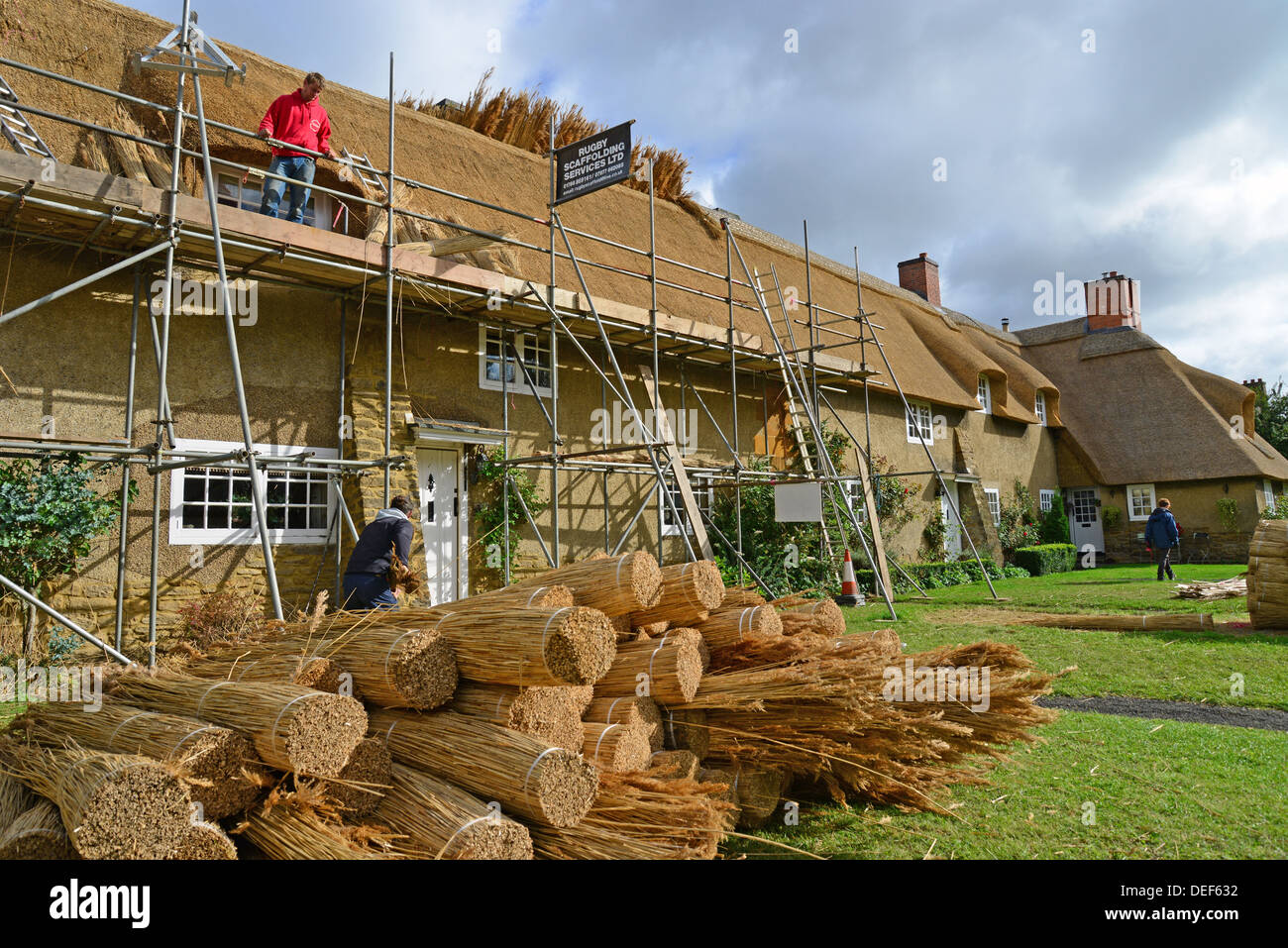 Thatchers lattoneria tetti di cottages, Ashby St partitari, Northamptonshire, England, Regno Unito Foto Stock