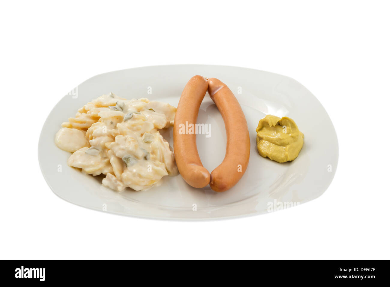 Salsicce viennesi e insalata Potatoe isolati su sfondo bianco. Foto Stock