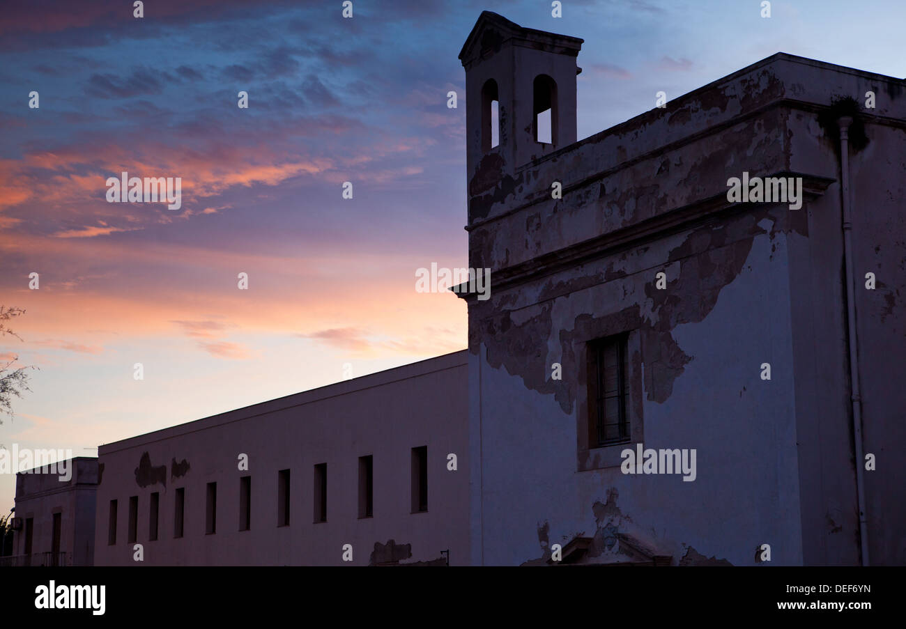 Tramonto su edificio porta a Trapani in provincia di Trapani, in Sicilia. Foto Stock
