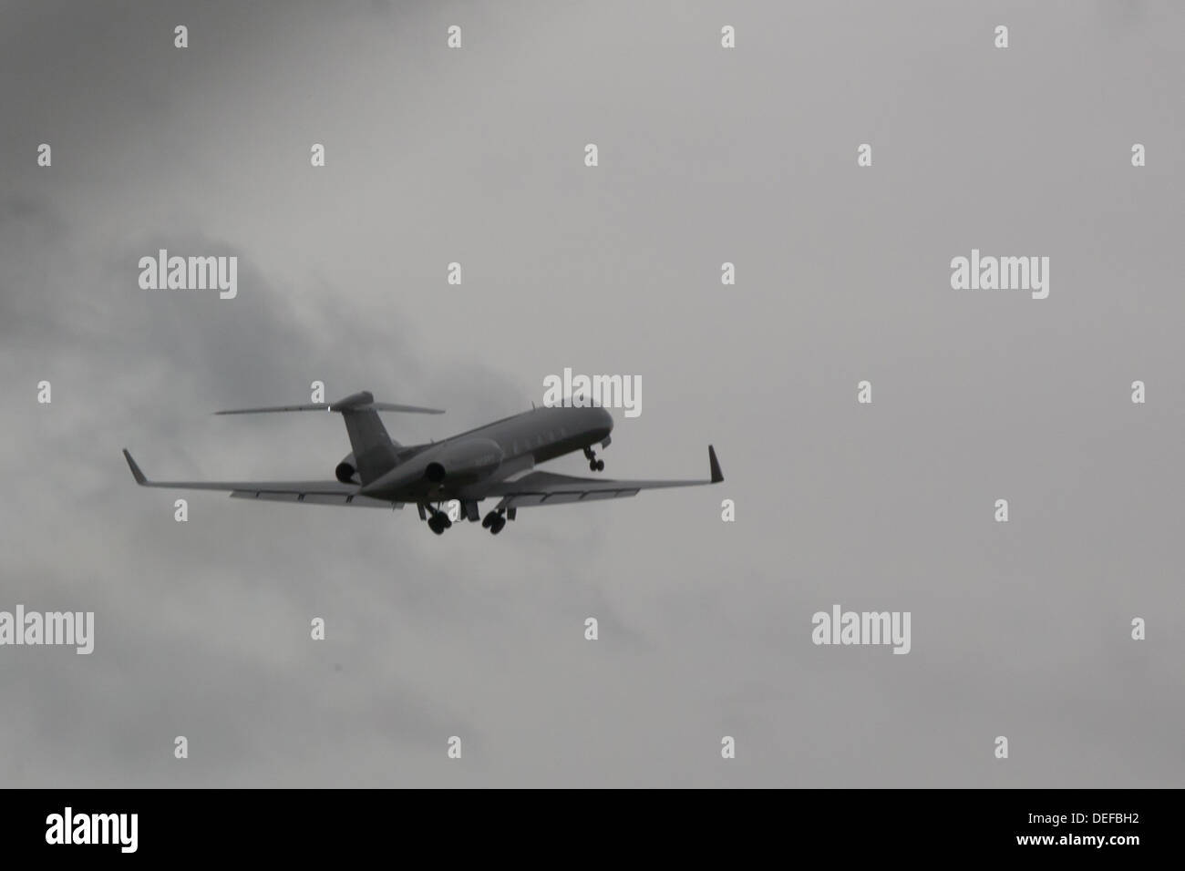 Gulfstream 550 jet executive partono dall'Aeroporto di Luton Foto Stock