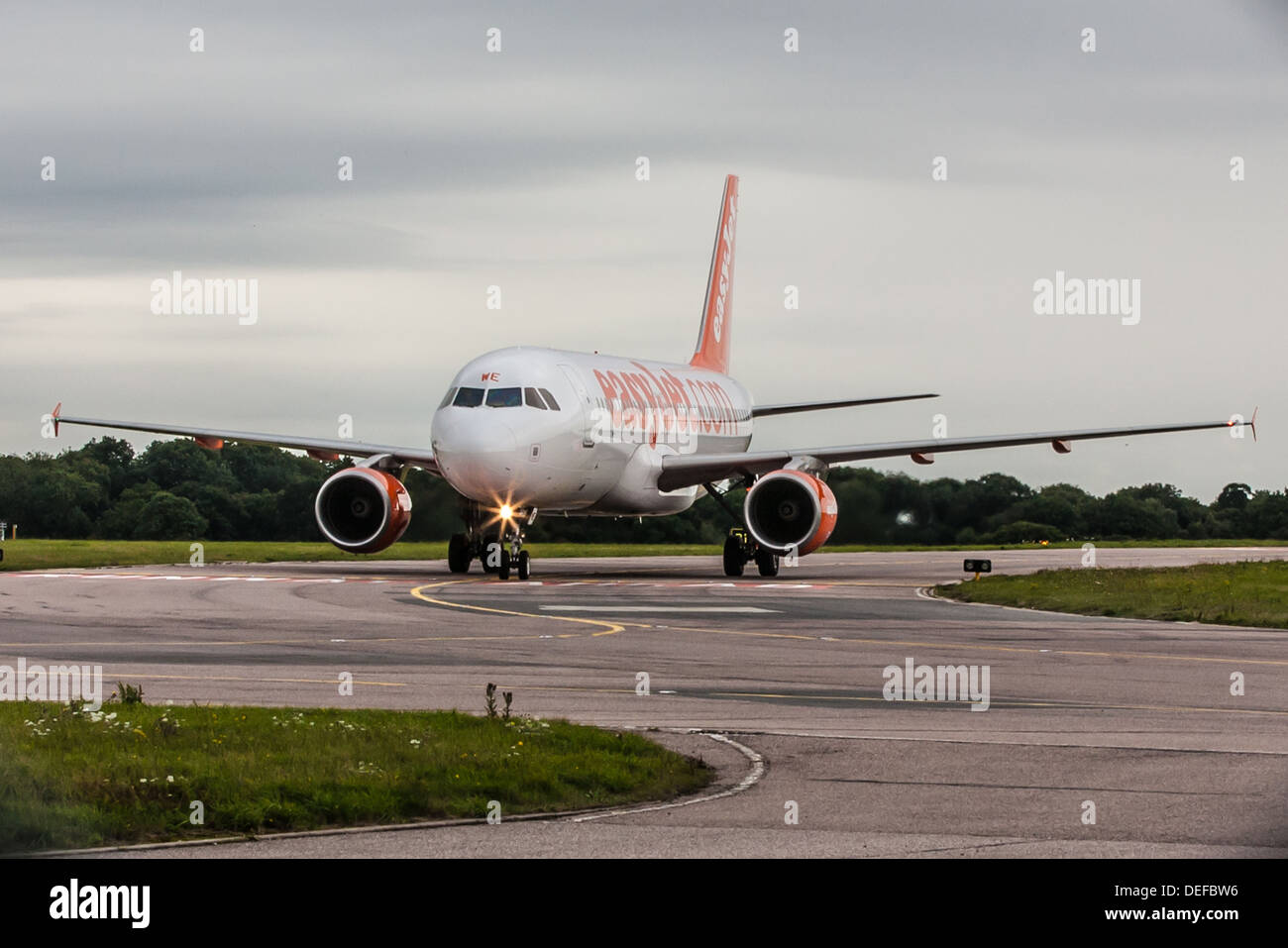 Piano esayJet in rullaggio a Luton Airport dopo lo sbarco Foto Stock