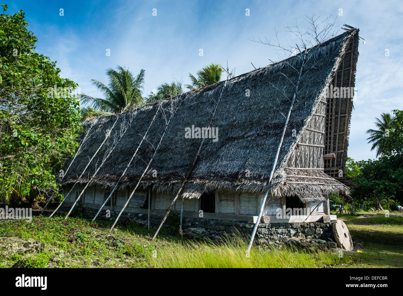 Tradizionale tetto in paglia capanna, Isola di Yap, Stati Federati di Micronesia, Isole Caroline, Pacific Foto Stock