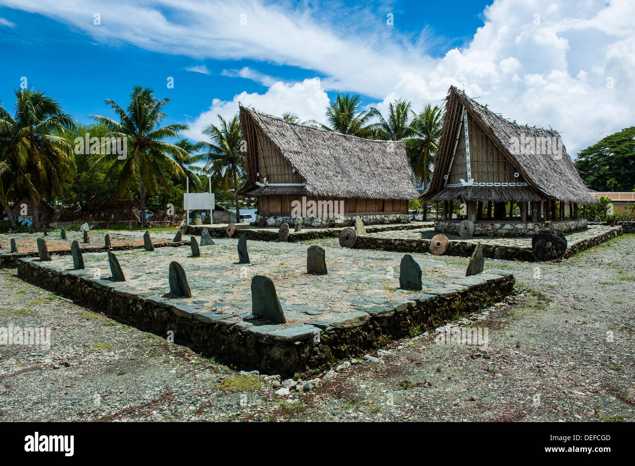 Casa Tradizionale con la pietra di denaro di fronte, Isola di Yap, Stati Federati di Micronesia, Isole Caroline, Pacific Foto Stock