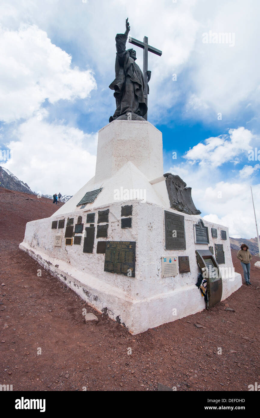 Un monumento di Christo Redentor (Cristo Redentore) su un passo di montagna tra Mendoza e Santiago, Ande, Argentina Foto Stock