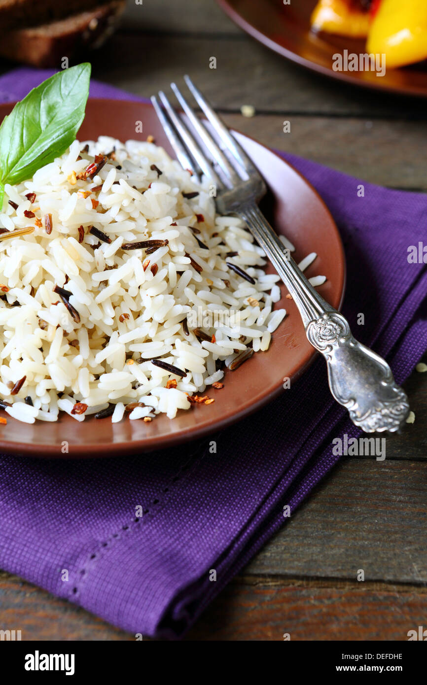 Bollite il riso a lungo su una piastra, cibo closeup Foto Stock