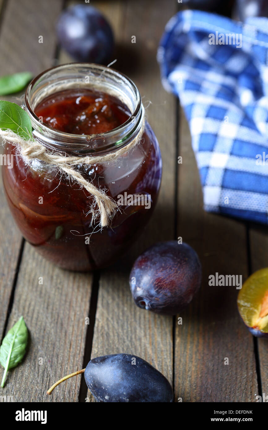 Conserva di frutta in un barattolo di vetro, cibo close up Foto Stock