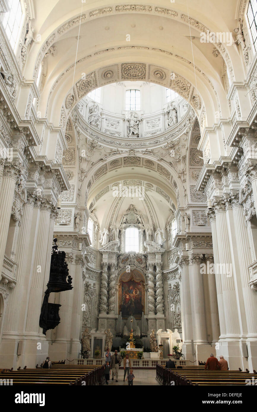 Stile tardo barocco altare San Kajetan Chiesa Theatinerkirche () (Theatiner chiesa), Odeonsplatz, Monaco di Baviera, Germania, Europa Foto Stock